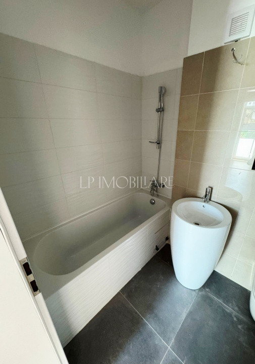 Nou Apartament trei camere, boxa inclusa in pret