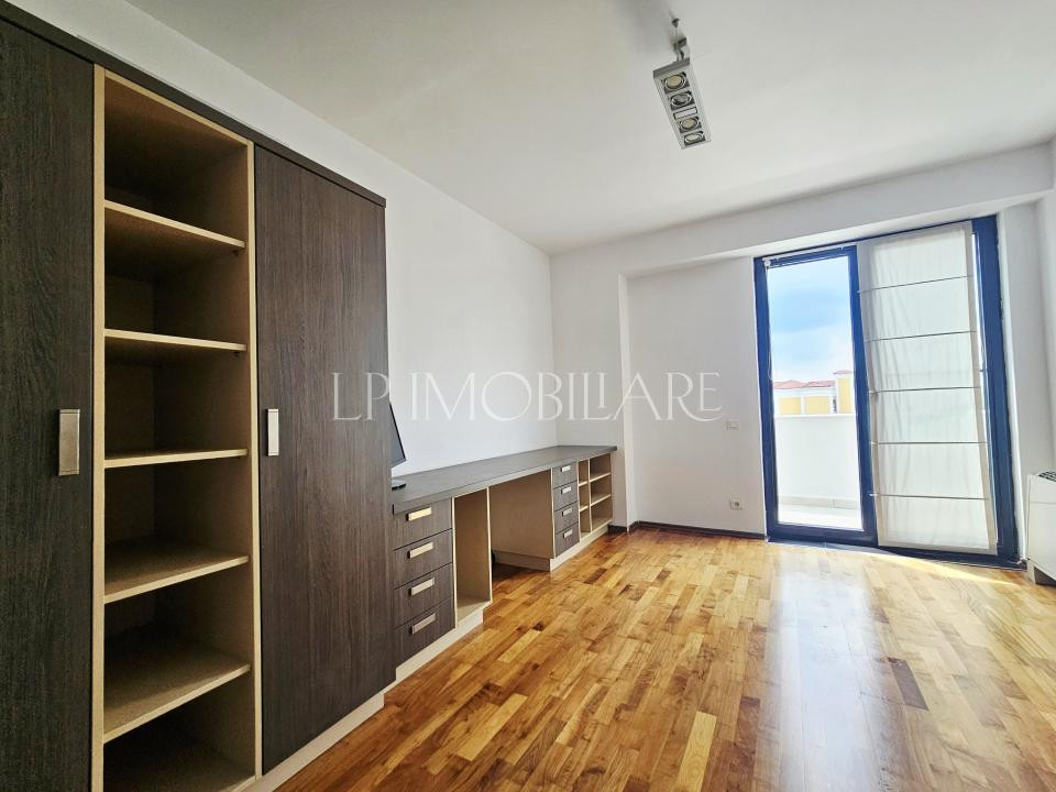 Iancu Nicolae/Bloc Boutique/ 4 camere de vanzare 