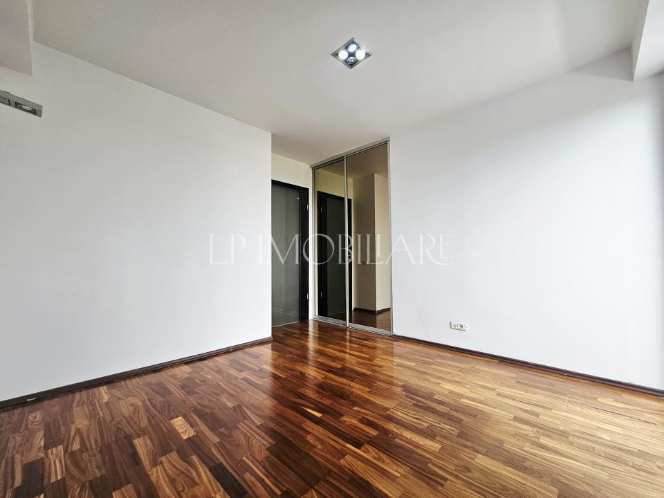 Iancu Nicolae/Bloc Boutique/ 4 camere de vanzare 