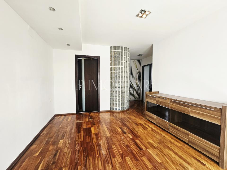 Iancu Nicolae/Bloc Boutique/ 4 camere de vanzare 