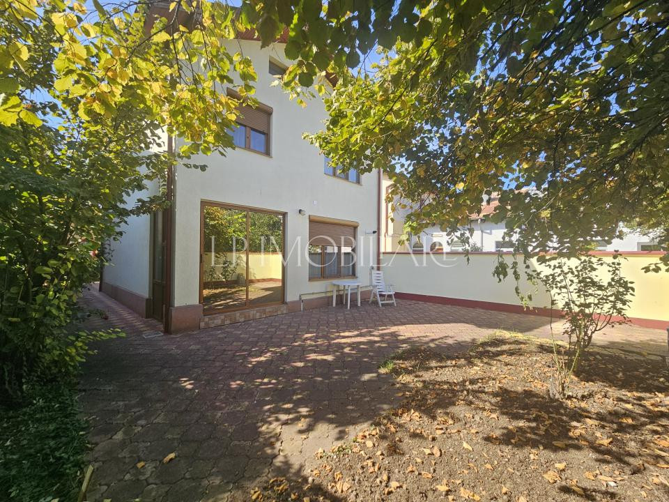 Casa familiei tale lângă Bulevardul Castanilor