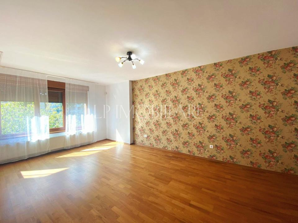 Casa familiei tale lângă Bulevardul Castanilor