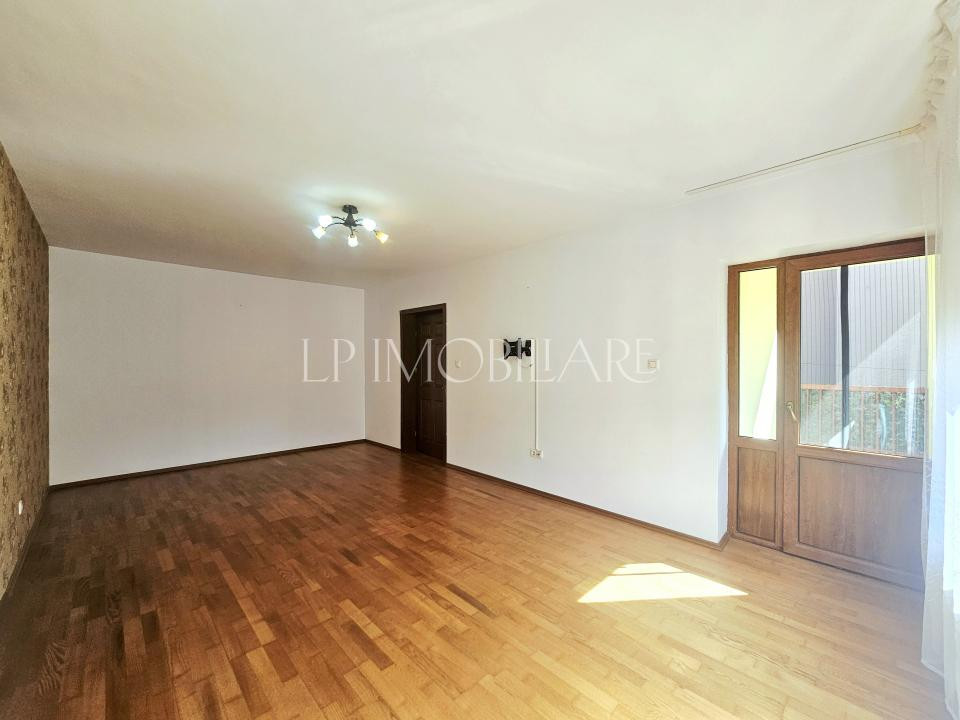 Casa familiei tale lângă Bulevardul Castanilor